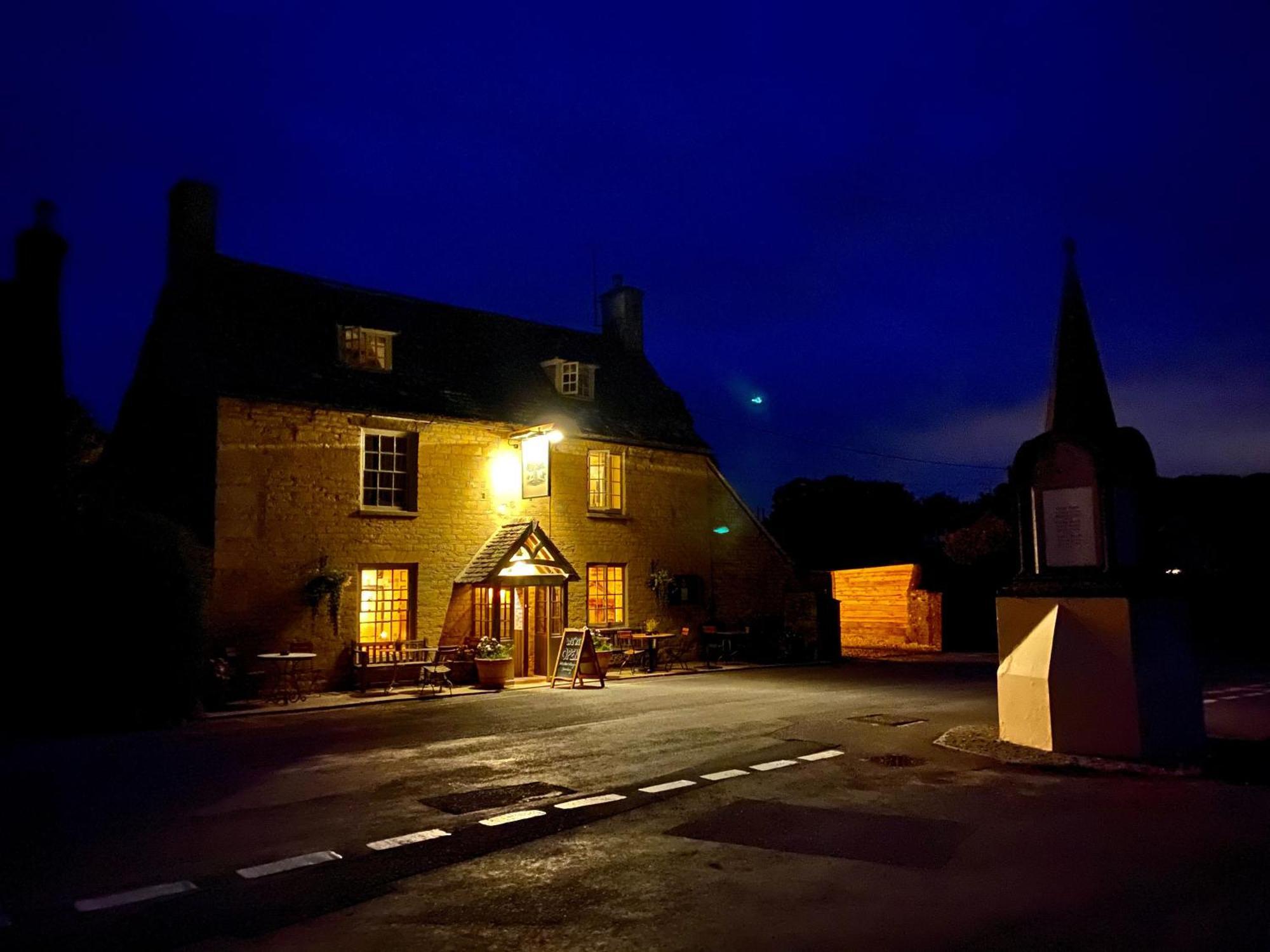 Royal Oak Ramsden Exterior foto